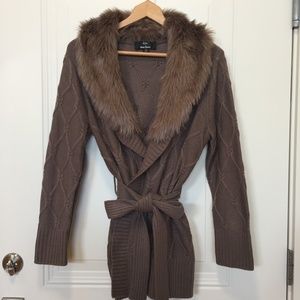 Cardigan w/ removable collar. Size M.